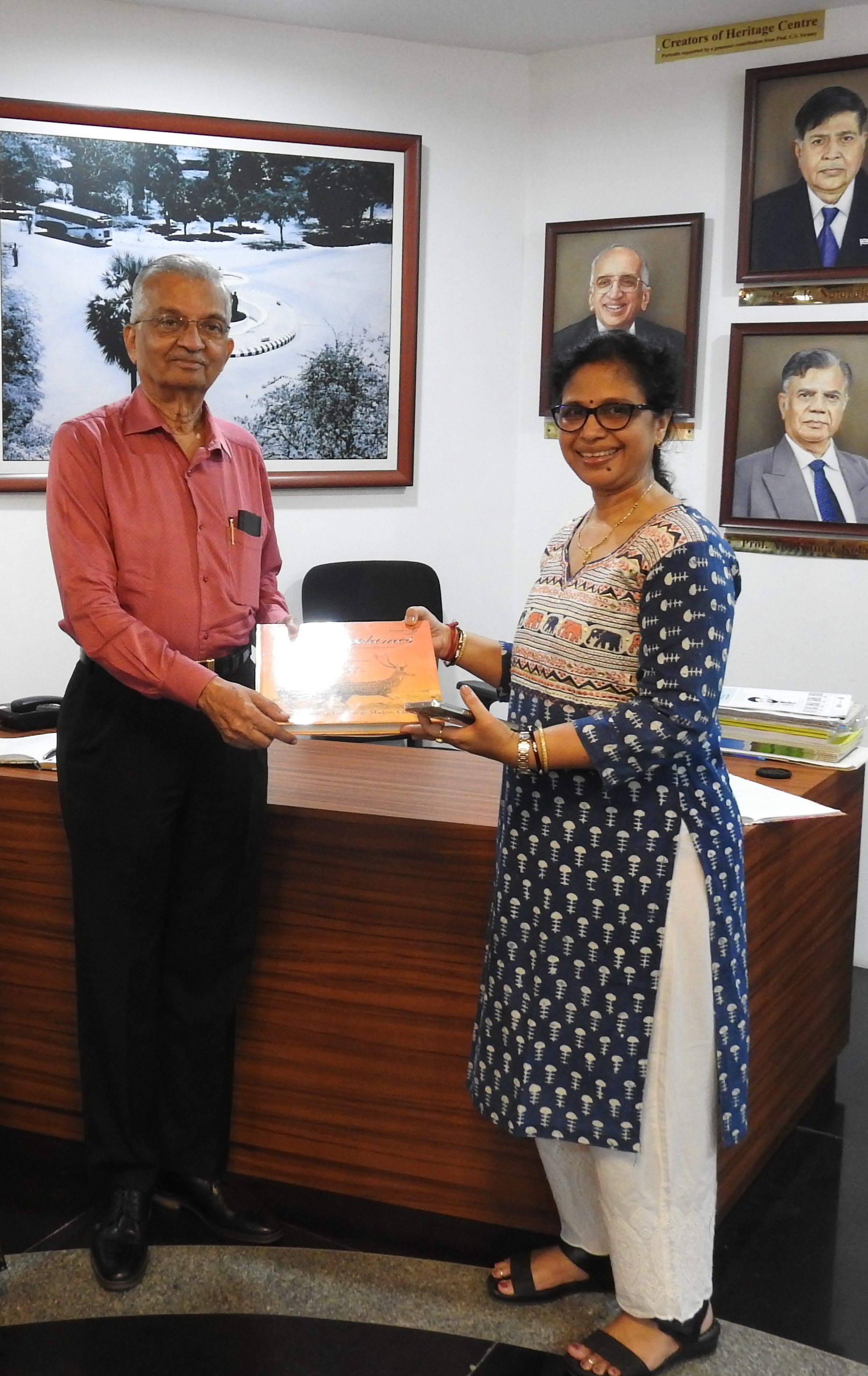 Dr. Kakodkar is presented Campaschimes, an IITM history book, by Ms. Mamata Dash (Senior Project Officer, Heritage Centre)