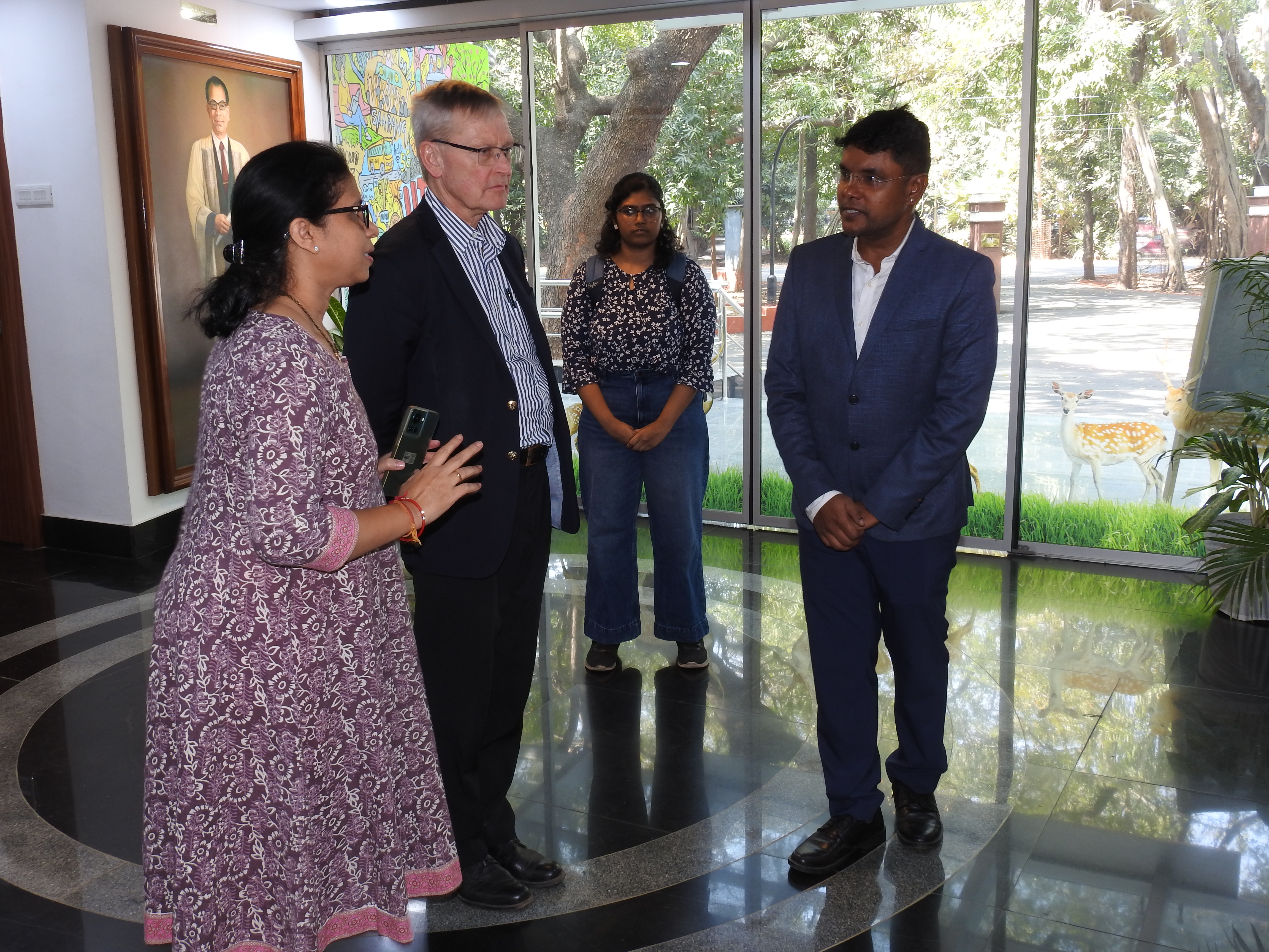Prof. Carl-Henrik Heldin is welcomed by Mrs. Mamata Dash (Senior Project Officer) to the Heritage Centre