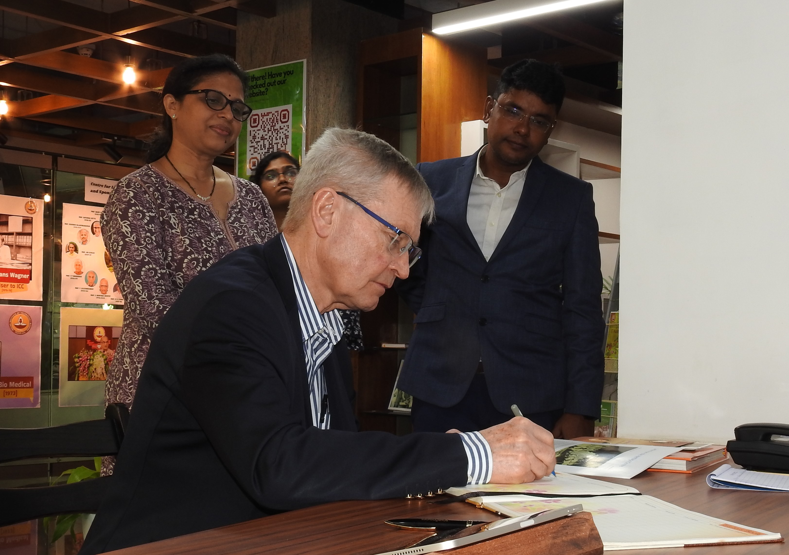 Prof. Carl-Henrik Heldin signs the Visitors' Book at the Heritage Centre