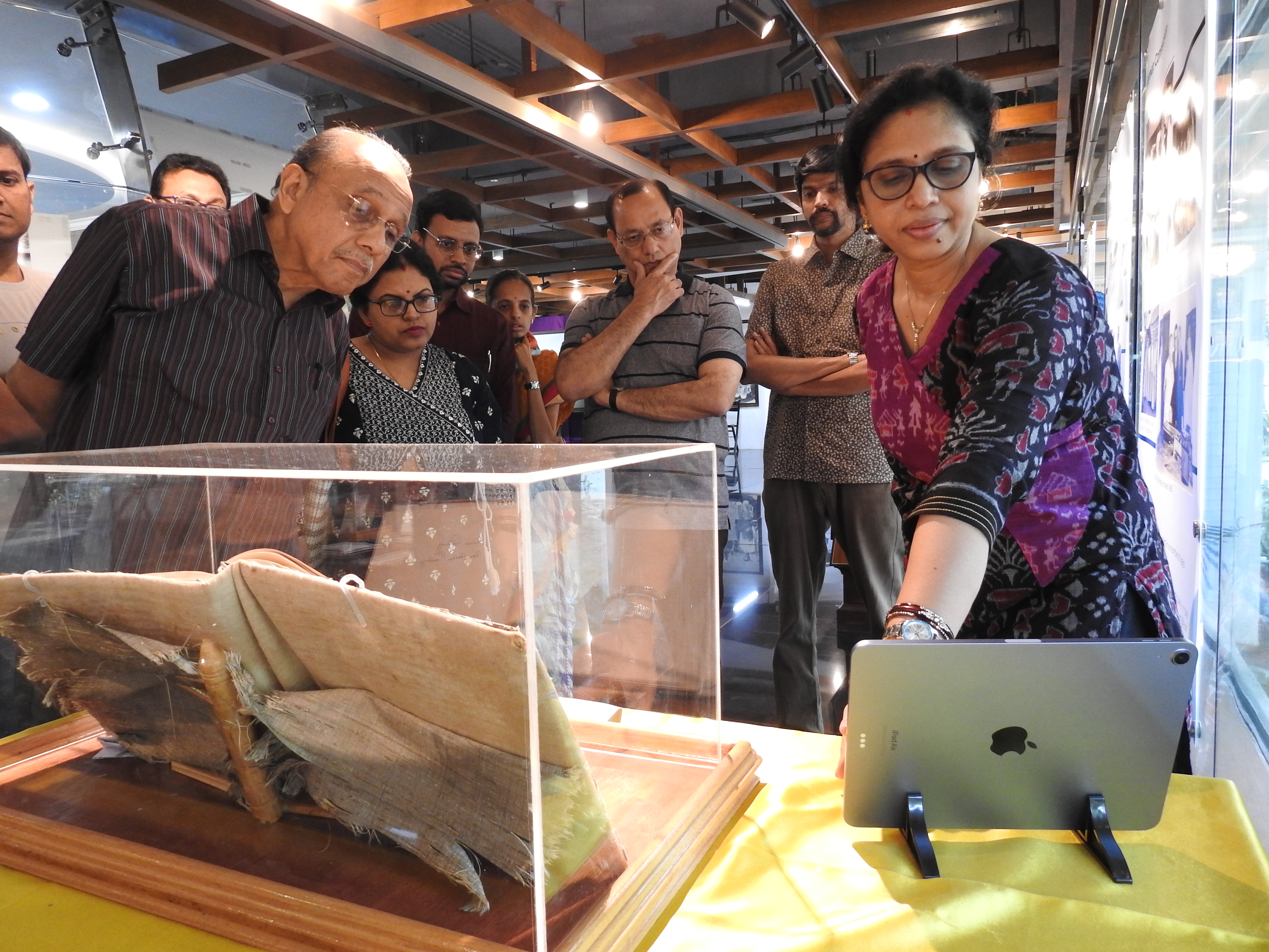Viewing the digitised version of the IIT Madras Visitors' autograph book