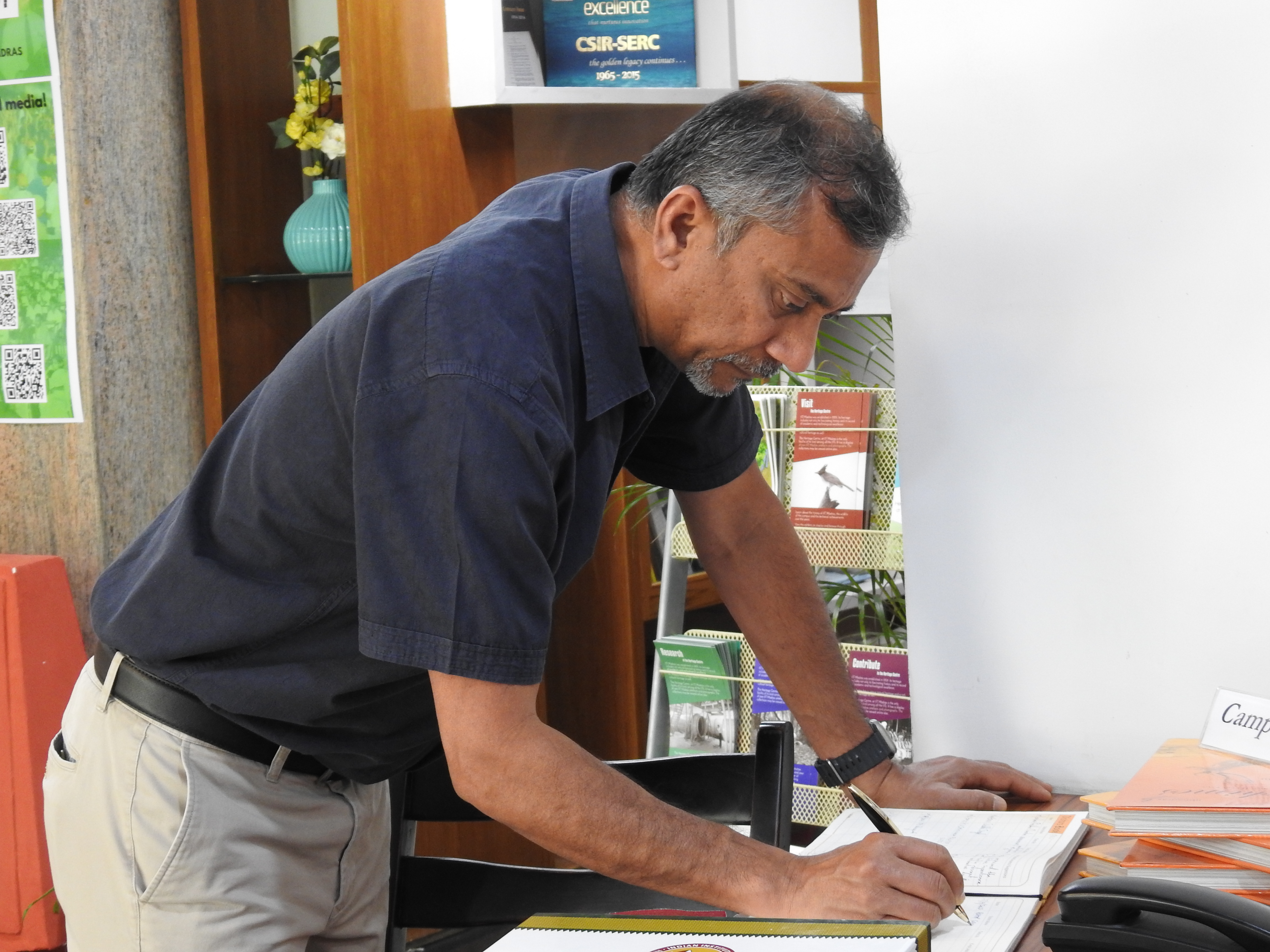 Mr. Pratap Subrahmanyam (1985 batch alumnus) signs the visitor's book