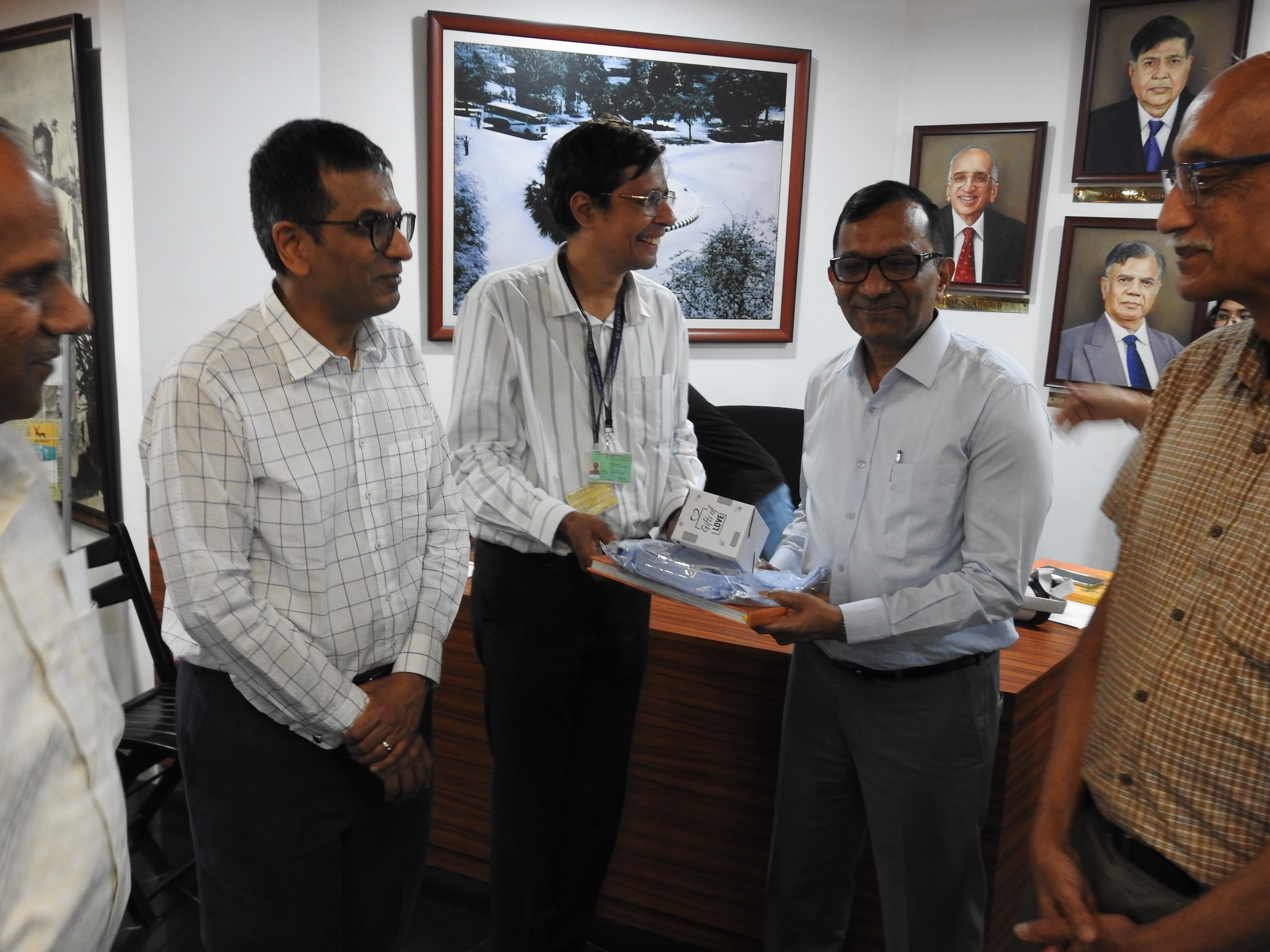 Director V. Kamakoti presents a memento to Chairman Pawan Goenka at the Heritage Centre of IIT Madras