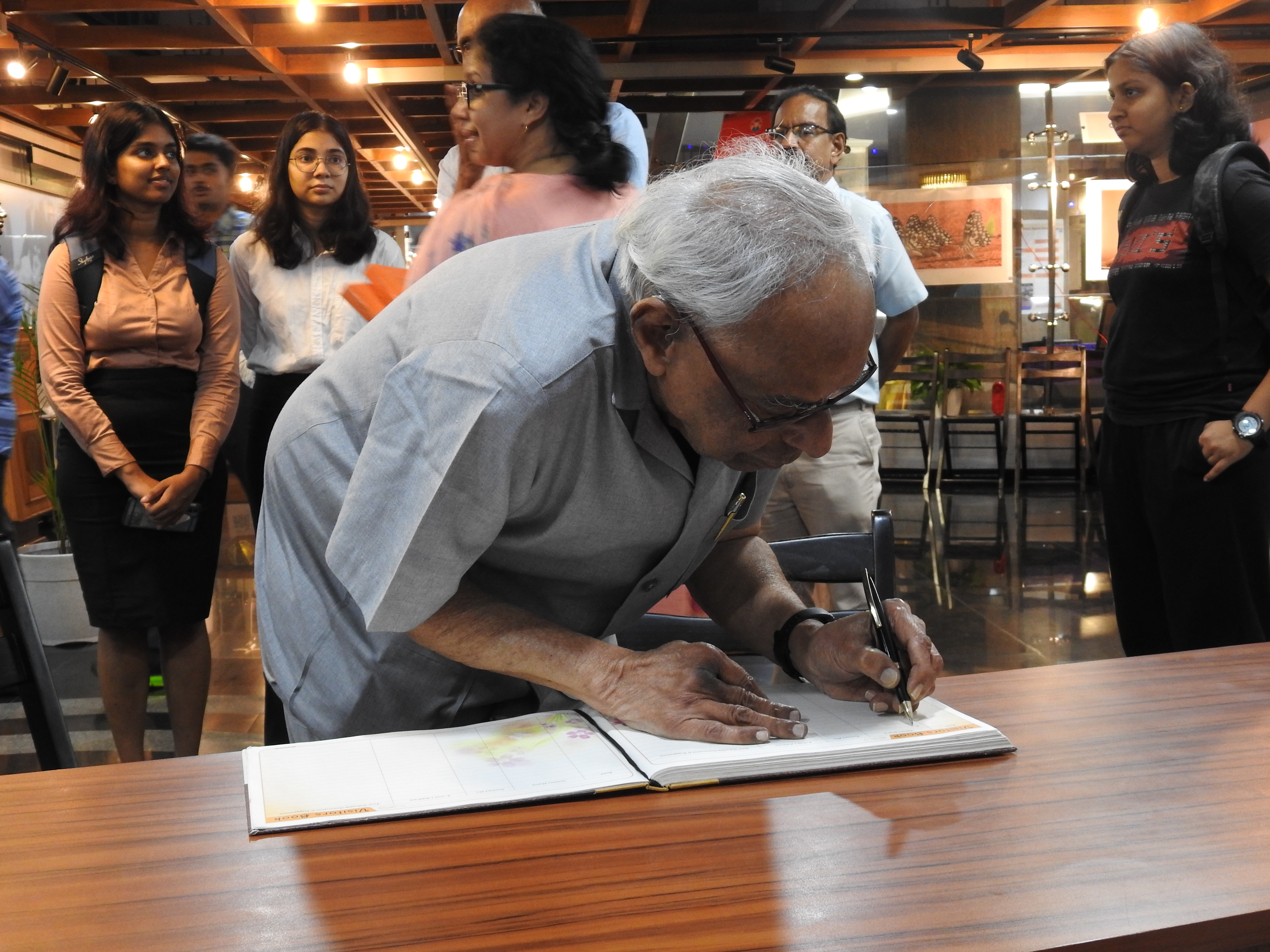 Dr. C. Rangarajan signs the Visitors' Book at the Heritage Centre