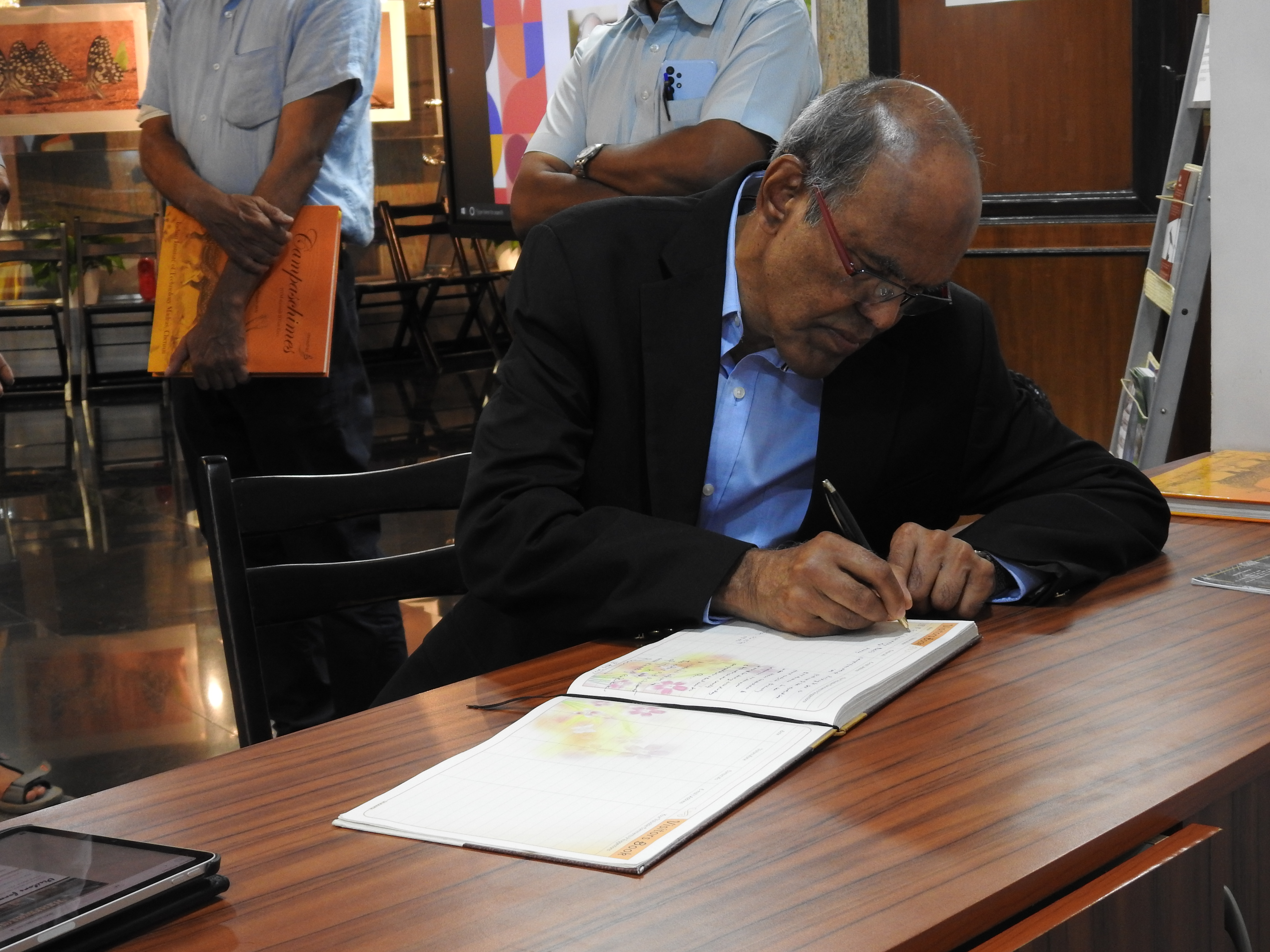 Dr. D. Subbarao signs the Visitors' Book at the Heritage Centre