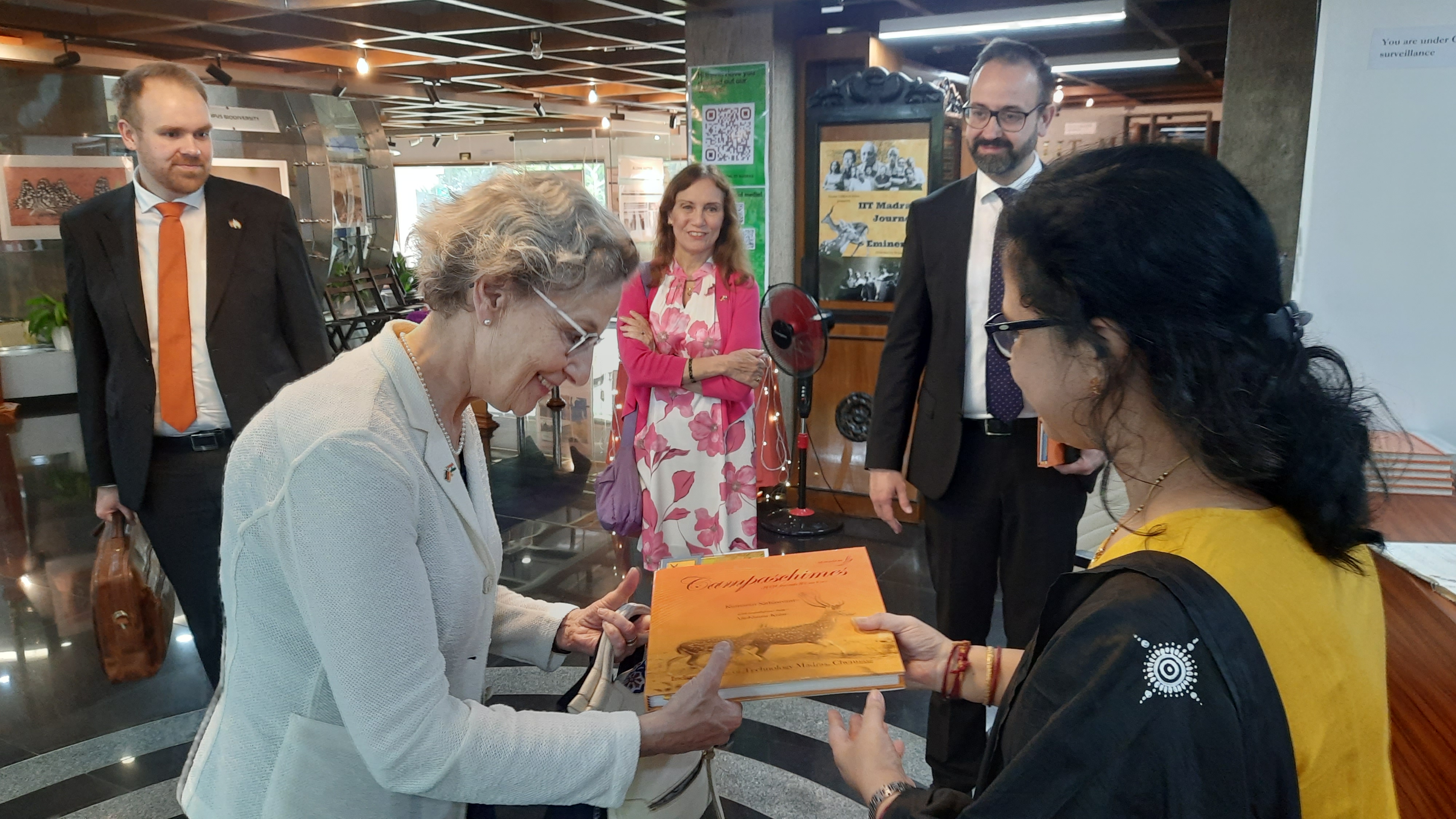 Prof. Ursula Staudinger (President of the Dresden University of Technology) receives a copy of Campaschimes