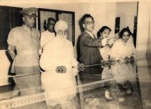 Prof. B. Sengupto presents the 3-D model of the IIT Madras campus to Sardar Ujjal Singh