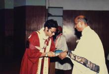 Dr. V. S. Arunachalam presents a degree to a graduand during the 25th Convocation, 1988
