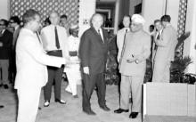 Mr. Walter Scheel in conversation with the Director and Chairman of IIT Madras, 1963