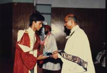 Dr. V. S. Arunachalam presents a degree to a graduand, 1988