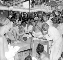 A devotee appears to be presenting something to Puduperiyavar, 1965