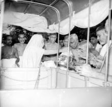 Mahaperiyavar is welcomed with a poornakumbham, 1966
