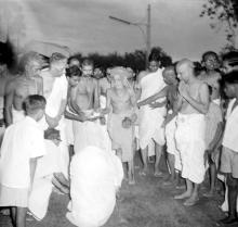 Devotees seek blessings from Mahaperiyavar, 1966