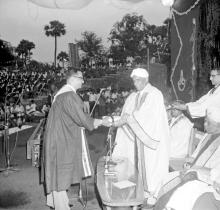 Mr. S. Pasupathi receives the Siemens' prize from Sir C.V. Raman