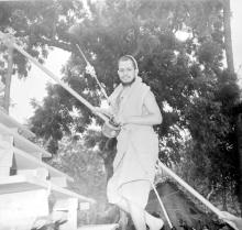 Puduperiyavar ascending the stairs leading to the vimana of Jalakanteshwara Temple, 1965