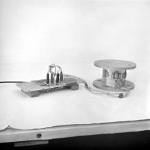 Support for vibration test of a Stockbridge damper