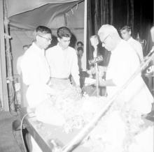 Dr. P. Subbarayan hands out prizes to Mr. Pukhraj Jain and Mr. Jag Mohan Anand 