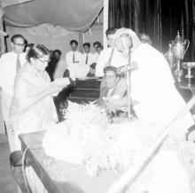 Dr. P. Subbarayan gives away prize to an awardee