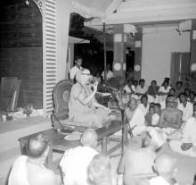 Sringeri Swamiji addressing an audience at Jalakanteshwara Temple, 1965