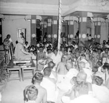 Sringeri Swamiji addressing an audience at Jalakanteshwara Temple, 1965