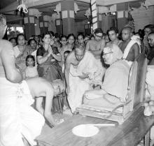 Families and devotees paying respects to Sringeri Swamiji, 1965
