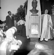 The chief guest,  Dr. V. V. Giri, unveils the bust of Dr. A. L. Mudaliar at the seventh convocation ceremony