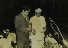 Dr. A. L. Mudaliar presents a memento to Mr. R. Natarajan at the farewell ceremony 