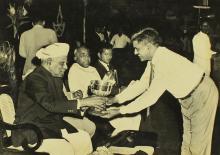 Dr. A. L. Mudaliar giving away a prize to Prof. C. Ramasastry for the best vegetable garden, 1966