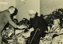 Dr. Nikolaus Klein presents a memento to Dr. A. L. Mudaliar