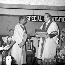 Prof. R. G. Narayanamurthi presents a souvenir to Dr. Hans-Dietrich Genscher 