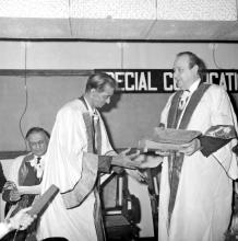 Prof. R. G. Narayanamurthi presents a souvenir to Dr. Hans-Dietrich Genscher 