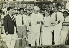 Dr. A. L. Mudaliar cuts the ceremonial ribbon to inaugurate Vanavani School, 1963
