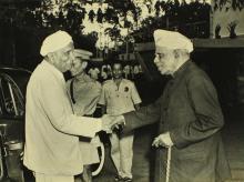 Dr. A. L. Mudaliar receives Sir C. V. Raman 