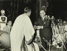Dr. Nayadumma presents Mr. Gunter Diehl with a memento