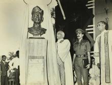 The chief guest,  Dr. V. V. Giri, unveils the bust of Dr. A. L. Mudaliar at the seventh convocation ceremony