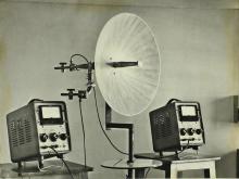 Microwave parabolic antenna 