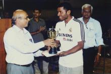 A basketball player is presented with a trophy by Prof. S. Narayanan, 2005