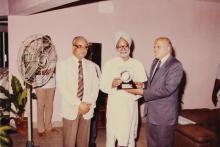 Dr. M. S. Swaminathan presents a memento to Dr. Manmohan Singh, 1994