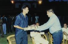 Rahul Dravid is presented with a bouquet by Prof. R. Natarajan, 2001