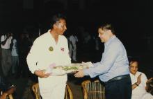 Anshuman Gaekwad receives a bouquet of flowers from Prof. R. Natarajan, 2001