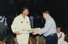 Anshuman Gaekwad receives a bouquet of flowers from Prof. R. Natarajan, 2001