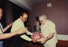 Mr. A. L. Mudaliar presents a memento to Mr. Russi Mody