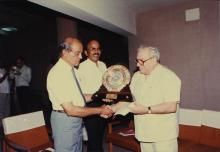 Prof. L. S. Srinath presents a shield to Mr. Russi Mody, 1989