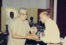Prof. H. N. Mahabala receives an award at the 29th Institute Day, 1988