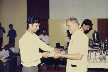 Prof. L. S. Srinath presents an award at the 29th Institute Day, 1988