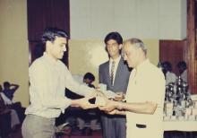 Prof. L. S. Srinath presents an award at the 29th Institute Day, 1988