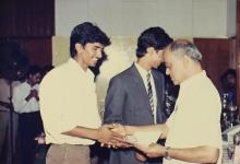 Prof. L. S. Srinath presents an award at the Institute Day, 1988