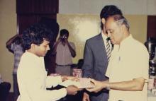 Prof. L. S. Srinath presents an award at the 29th Institute Day, 1988