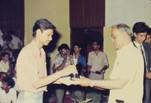 Prof. L. S. Srinath presents an award at the 29th Institute Day, 1988