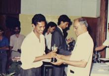Prof. L. S. Srinath presents an award at the 29th Institute Day, 1988
