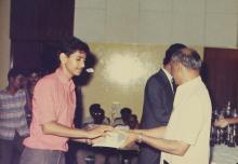 Prof. L. S. Srinath presents an award at the 29th Institute Day, 1988